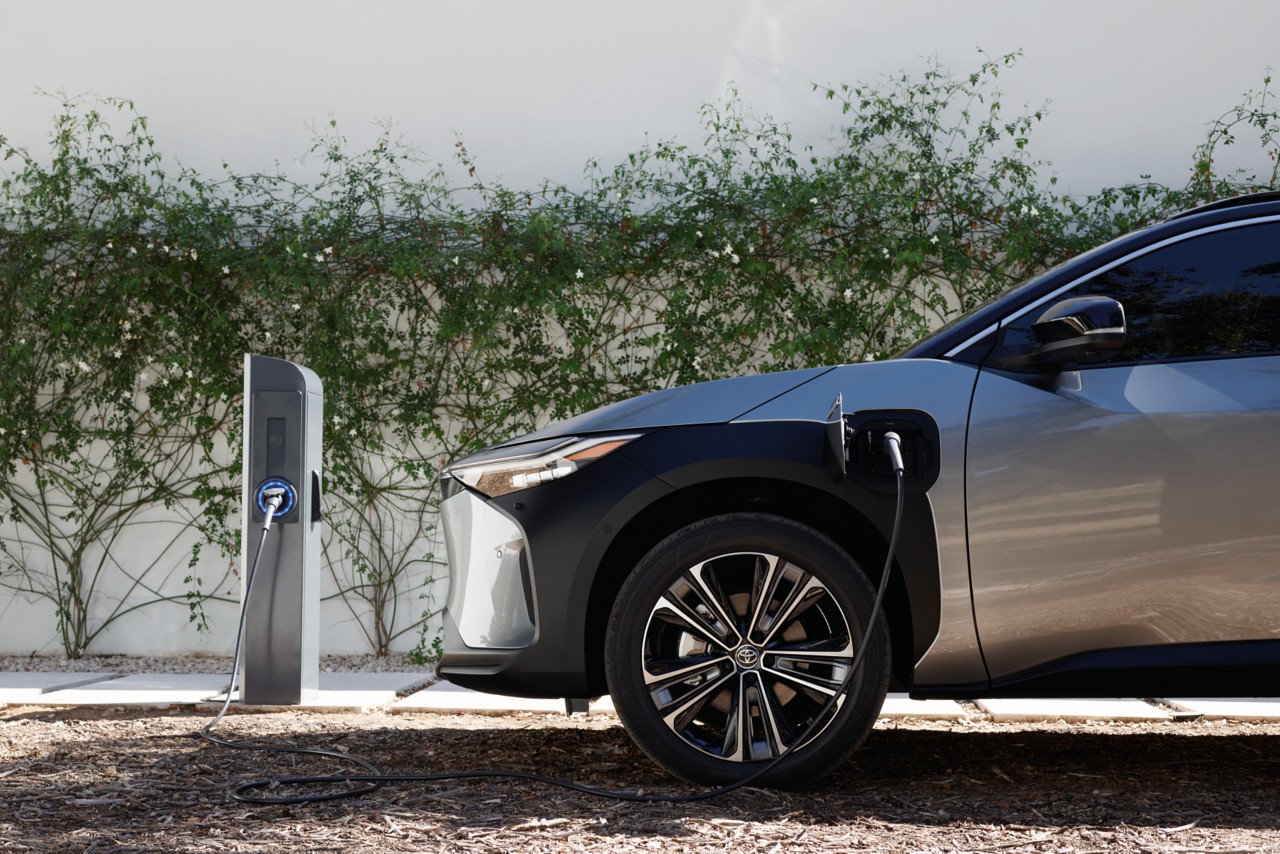 TOY_bZ4X_2021_PRELAUNCH_HUB_BRAND_IMG_KV_Profile_charging-2