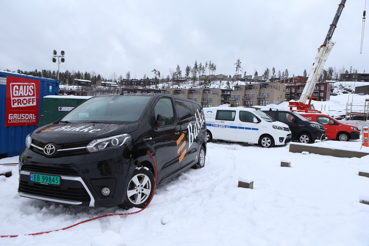 Toyota elektrisk varebil i snølandskap