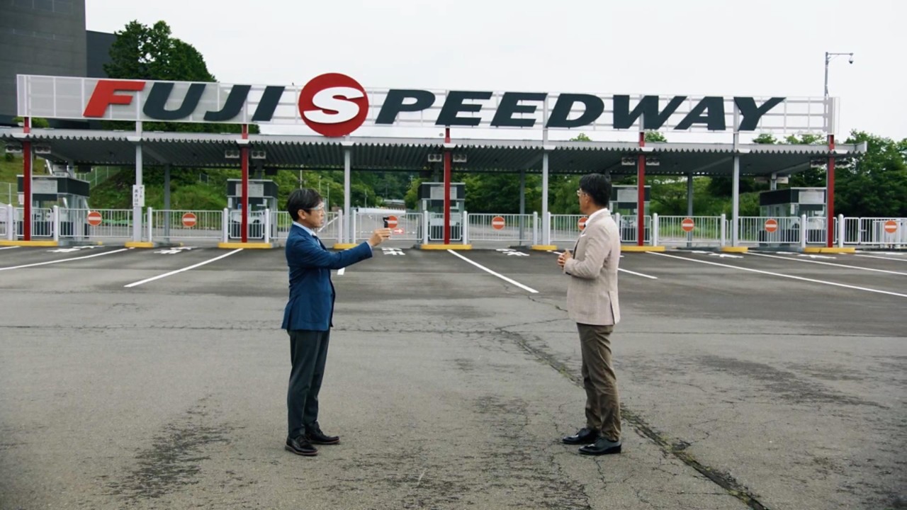 Racing-Company-President-Koji-Sato-greets-Kagawa
