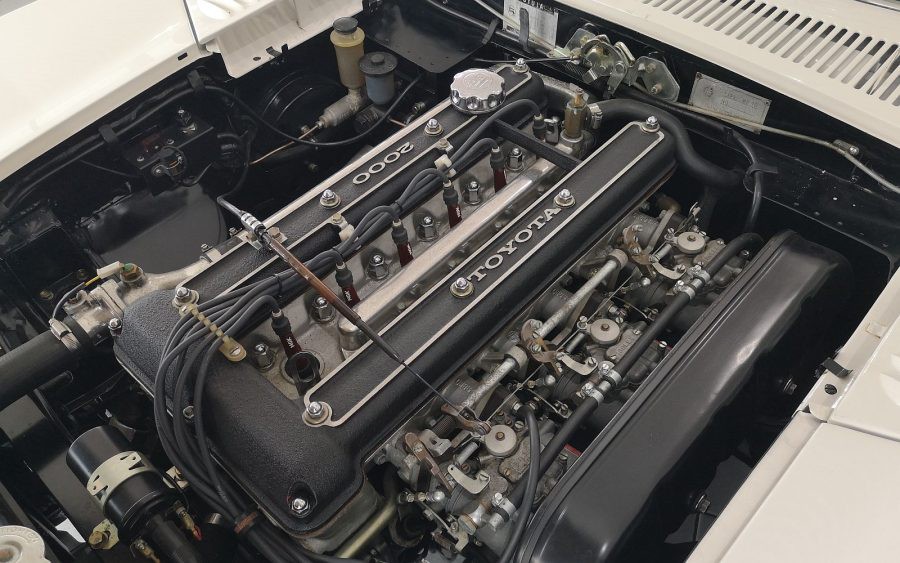Toyota-2000GT-10129-at-Autofficina-02-900x563