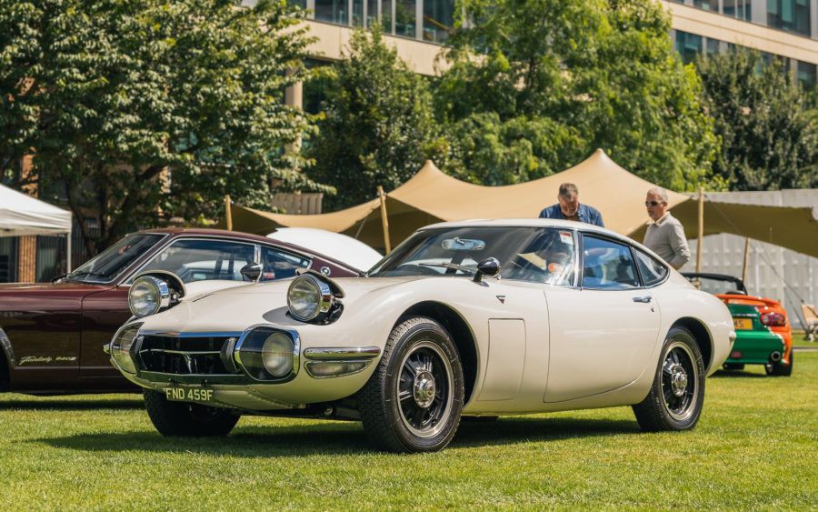 Toyota-2000GT-10129-in-London-Concours-900x563
