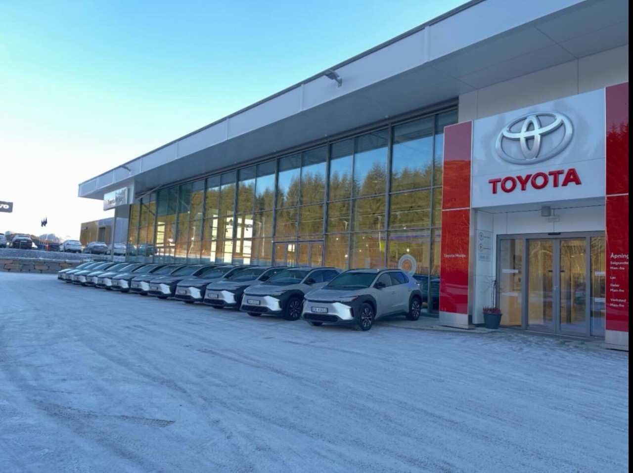 Mange bZ4X parkert utenfor Toyota-forhandler i Molde kommune