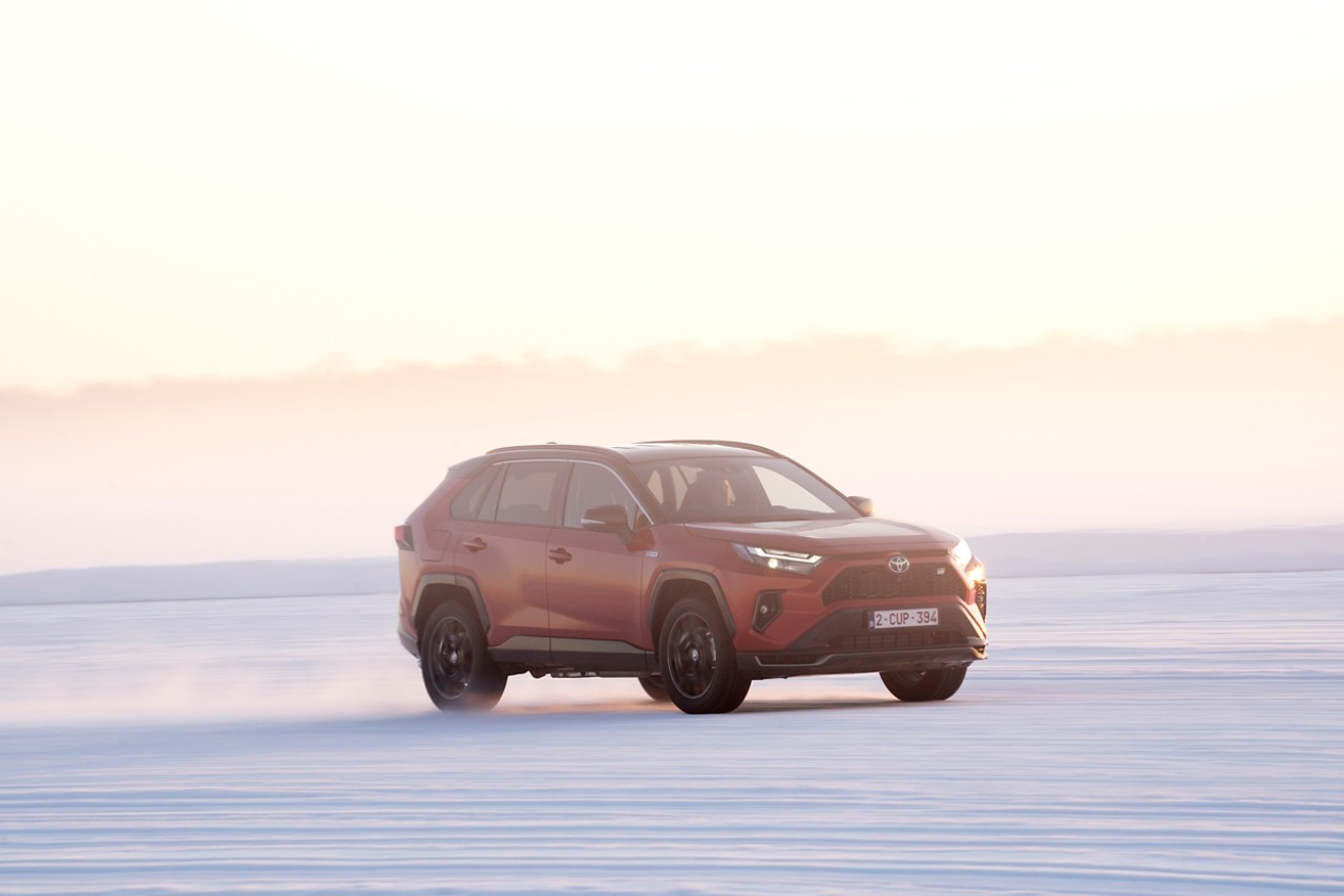 RAV4 GR Sport i vinterlandskap