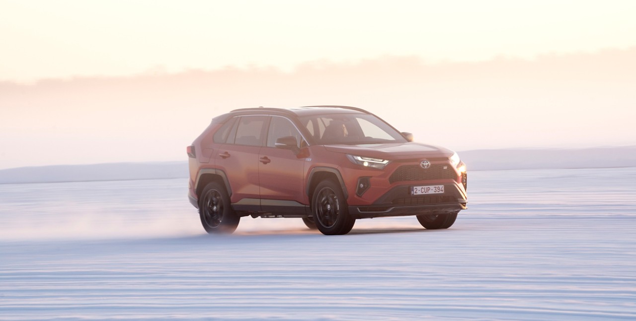 RAV4 GR Sport i vinterlandskap