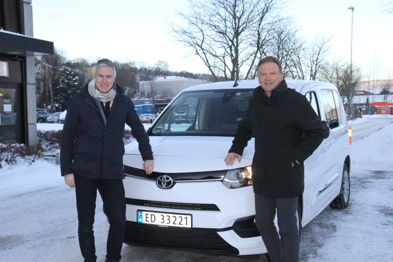 Nyttekjøretøy-ansvarlig i Toyota Norge, Petter Bakken (t.h), sammen med Informasjonssjef, Espen Olsen.